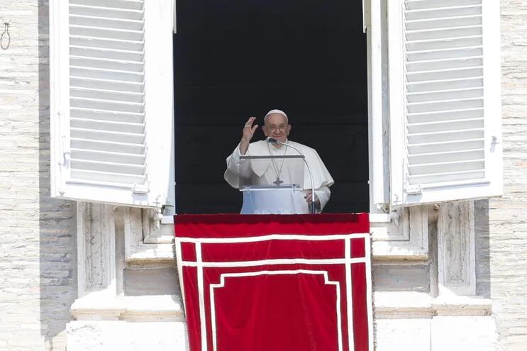 El Papa Francisco dirige el Ángelus desde la ventana de su oficina, con vistas a la Plaza de San Pedro en la Ciudad del Vaticano, este domingo 30 de julio de 2023.