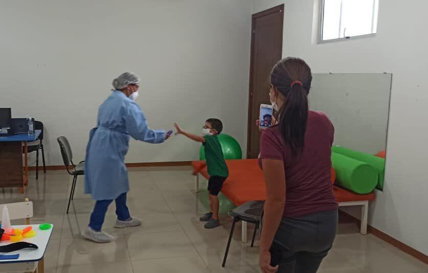 Atención en el Centro de Rehabilitación Integral Teletón en Alto Paraná.