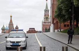Policías rusos montan guardia frente al Kremlin de Moscú cerca de la bloqueada Plaza Roja, en Moscú.