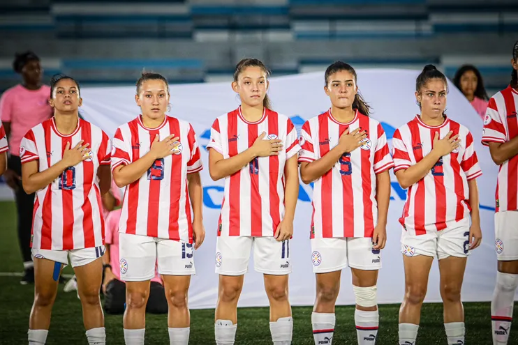 Las jugadoras de la selección paraguaya entonan el himno nacional antes de un partido en el estadio Alberto Spencer por el Sudamericano Femenino Sub 20, en Guayaquil, Ecuador.