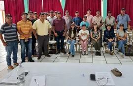 Parte del grupo de pequeños productores arroceros que vienen trabajando con el proyecto Kopia/IPTA.