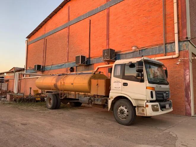 La municipalidad de Loma Plata comenzó a acarrear agua en camiones cisternas a las comunidades donde falta el vital liquido.