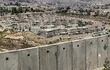 Tras los atentados suicidas de la Segunda Intifada (2000-2005), Israel emprendió en junio de 2002 la construcción de su colosal "valla de seguridad", que impide el libre tránsito desde Cisjordania ocupada y es conocido entre los palestinos como "el muro del apartheid". El gobierno israelí aprobó este domingo la concesión de 3.500 permisos de trabajo adicionales para palesinos en los sectores de manufactura y servicios.