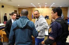 Uno de los acusados, Jeferson Felipe Alves de Oliveira, supuesto miembro del PCC, al momento de ser esposado durante la pausa del juicio oral y público.