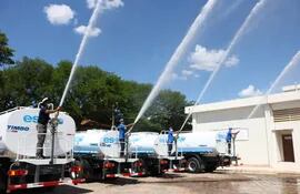 La presentación de los camiones cisternas, contradictoriamente ante la sequía, incluyó demostración con agua