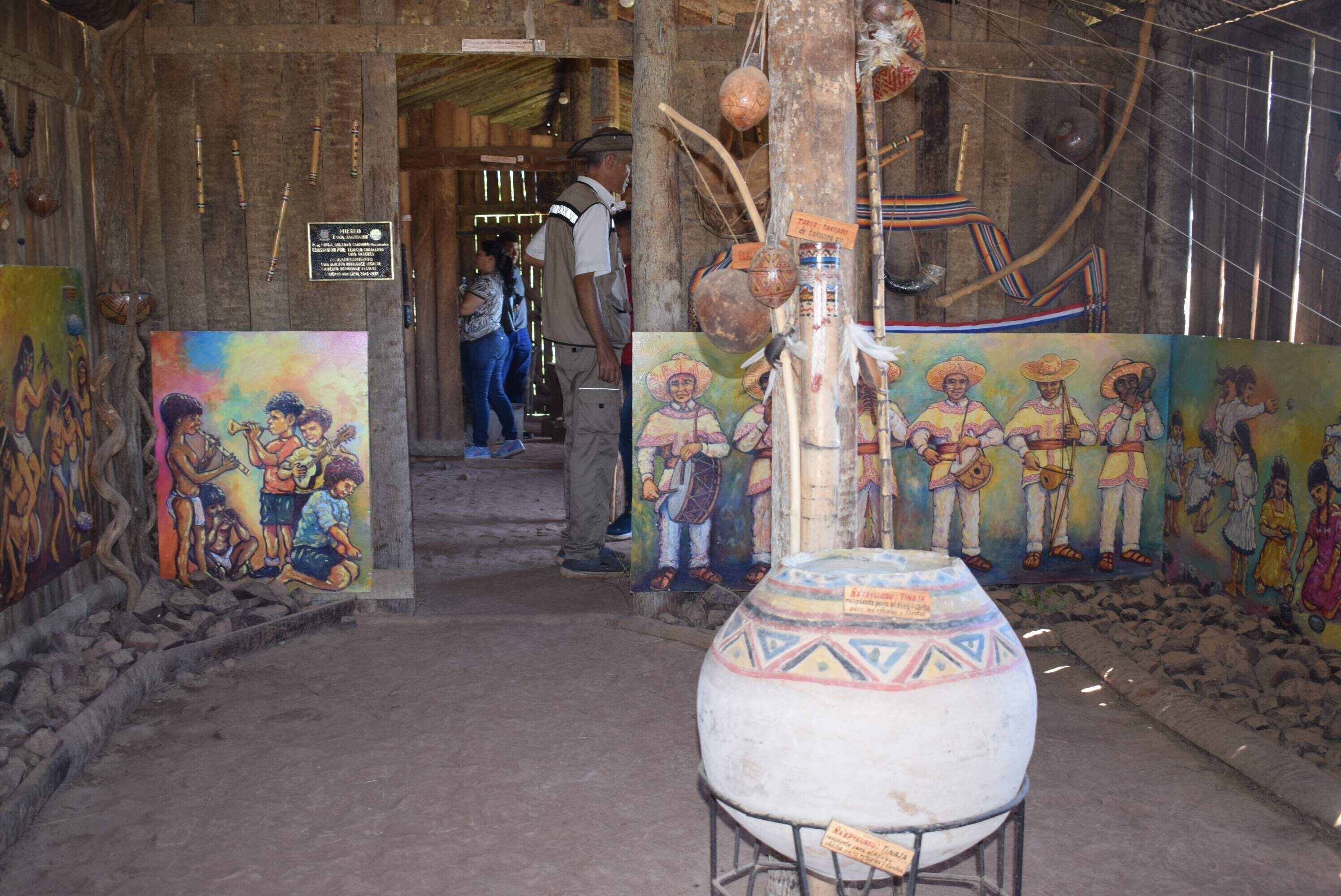 El museo Jaguaru, construido en la cima del cerro se puede apreciar, los utensillos, las vasijas, arcos y otros elementos que utilizaban los indios guaraníes.