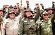 autoridades-militares-venezolanas-y-cubanas-haciendo-el-saludo-del-totalitarismo-comunista-archivo-214557000000-1656528.jpg