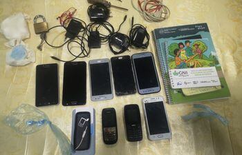 Ocho aparatos celulares, tocos de cocaina y un etoque, entre otros elementos, fueron incautados durante una requisa en el pabellón de mujeres de la cárcel regionalde Itapúa.