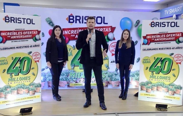 Marta González, Diego Chamorro y Montserrat Rojas durante el lanzamiento de la promoción “Vení y ganá 40 millones en efectivo”, por los 40 años de Bristol.