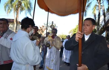 El obispo de Misiones y Ñeembucú, Mons. Pedro Collar Noguera, lleva la custodia del Corpus Christi en procesión por las calles de San Juan Bautista. Fue este domingo tras la misa en la Catedral.
