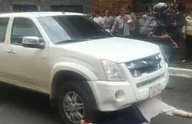 Paraguayo Cubas, acostado frente a la camioneta del Ministerio del Interior.