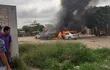Autos quemados en la zona de la Costanera tras la emboscada.