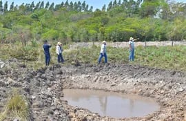 Tanto los pobladores como la Policía pudieron constatar una gigantesca excavación dentro de la granja colindante con el campo comunal.