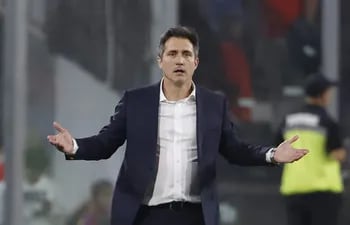 El entrenador Paraguay Guillermo Barros Schelotto reacciona en un partido amistoso internacional entre las selecciones de Chile y Paraguay en el estadio Nacional en Santiago de Chile (Chile).