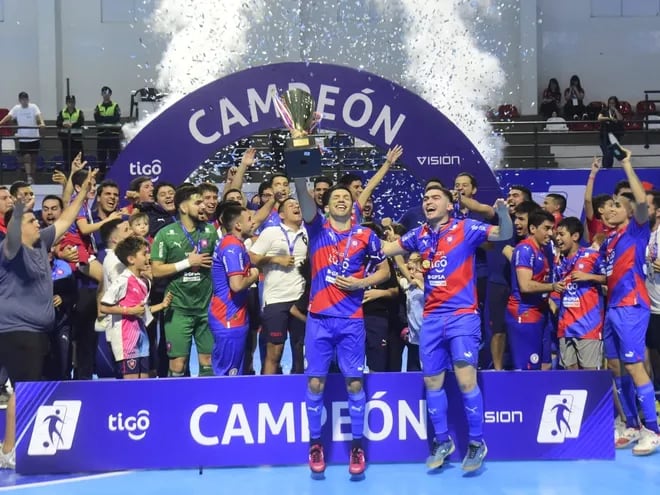 Los jugadores de Cerro Porteño festejan el título de campeón del torneo Apertura 2023 de la Liga Premium de Futsal FIFA en el Ceo del Comité Olímpico Paraguayo, en Luque.