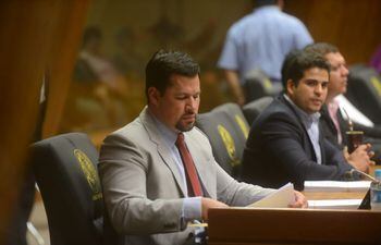 El acusado diputado Ulises Quintana (ANR) permaneció en la sala de sesiones de la Cámara de Diputados para dar quórum al cartismo y que el proyecto de reforma de la carta orgánica policial pueda ser archivada.