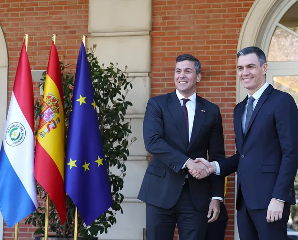 El presidente Santiago Peña con el presidente del Gobierno de España, Pedro Sánchez.
