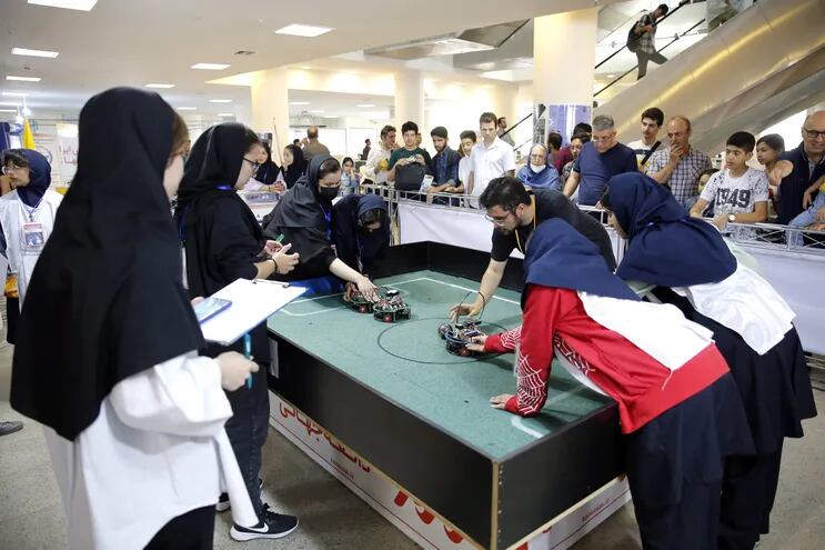 Estudiantes iraníes participan de un torneo de robótica.