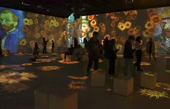 El público observa la proyección de los autorretratos de Vincent Van Gogh en la sala inmersiva de la muestra "Van Gogh, el sueño inmersivo" en el Paseo La Galería.