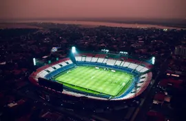 Vista aérea del estadio Defensores del Chaco durante el entrenamiento de la selección de Colombia en la víspera del partido frente a Paraguay por las Eliminatorias Sudamericanas 2026.