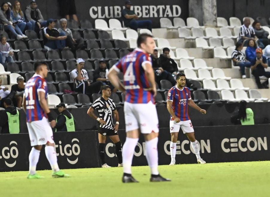 Los jugadores de Cerro Porteño esperan la validación del gol de Cecilio Domínguez en el partido contra Libertad por la fecha 16 del torneo Apertura 2024 del fútbol paraguayo en el estadio La Huerta, en Asunción.