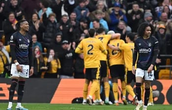 Los jugadores del Luton Town se lamentan un gol en el partido frente al Wolverhampton por la jornada 35 de la Premier League en el estadio Molineaux, en Wolverhampton, Inglaterra.