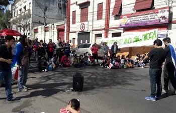 Los sintecho de Luque cierran la calle El Paraguayo Independiente y 14 de Mayo, en diagonal al Congreso.