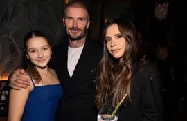 Victoria y David Beckham con su hija Harper Seven en la Semana de la Moda de París.
