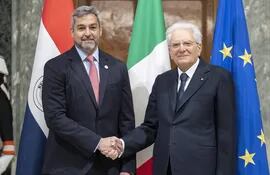 El presidente de la República Italiana, Sergio Matarella (d), recibe a su homólogo paraguayo, Mario Abdo Benítez, en el marco de la visita oficial del mandatario paraguayo al país, este jueves, en Roma (Italia).