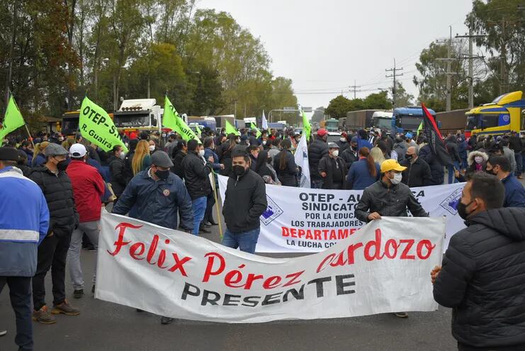 Una multitud de camioneros y gremios docentes cierran de forma intermitente el cruce Villarrica-Paraguarí, sobre la ruta PY08.