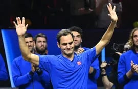 Sin lograr contener la emoción, el suizo Roger Federer se despidió ayer del tenis profesional.