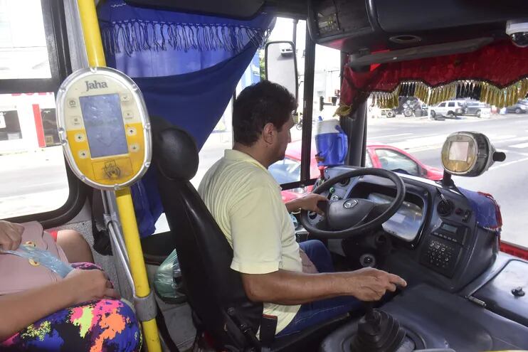 La Federación de Trabajadores del Transporte (Fetrat) lamentó que el gobierno del presidente Santiago Peña endureció las sanciones aplicables a choferes y no así a los transportistas por las reguladas, que es la principal queja de los pasajeros.