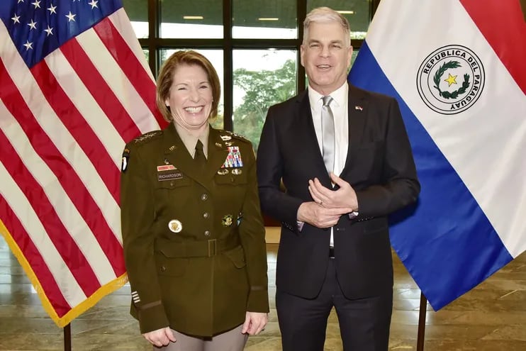 La comandante del Comando Sur de los EE.UU., General del Ejercito de los EE.UU. Laura Richardson, y  Marc Ostfield, embajador de los Estados Unidos en Paraguay.