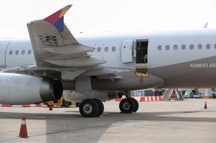 Un pasajero de Asiana Airlines abrió la puerta de emergencia de un avión cuando faltaban 200 metros para descender.  El hombre quedó detenido. (AFP)