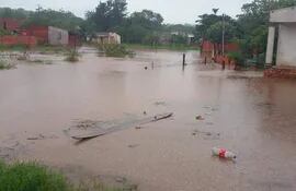 Varias viviendas quedaron inundadas por el temporal en los barrios Ycua Pa´i y Santa Bárbara, en Santaní