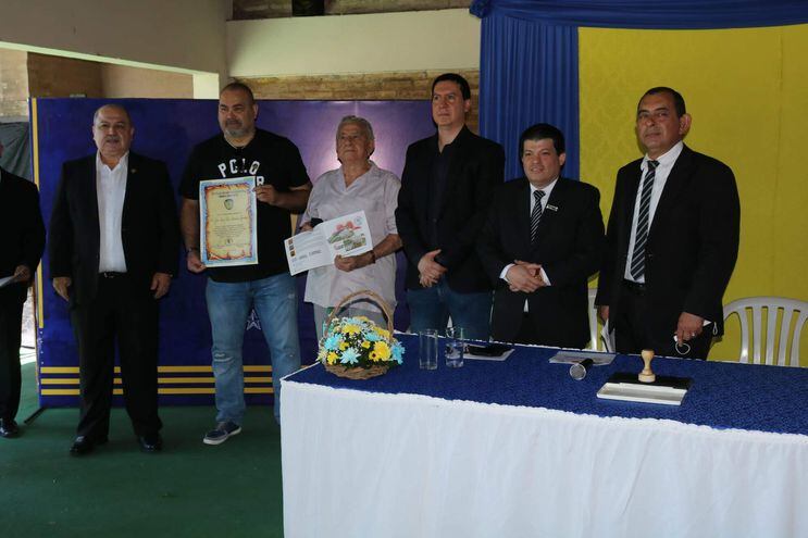 Celso Cáceres, José Luis Chilavert, Raúl Riquelme, Hugo Rodríguez, entre otros, durante la ceremonia de ayer.