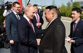 El presidente de Rusia, Vladímir Putin, recibió hoy al líder norcoreano, Kim Jong-un
