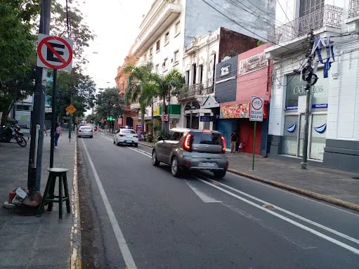 Dos vehículos transitan sobre la nueva bicisenda instalada sobre la calle Palma del microcentro de Asunción.