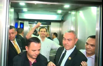 El presidente del Congreso, Silvio "Beto" Ovelar, luego de haber huido de la prensa ayer.