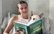 Millie Bobby Brown leyendo su libro Nineteen Steps.