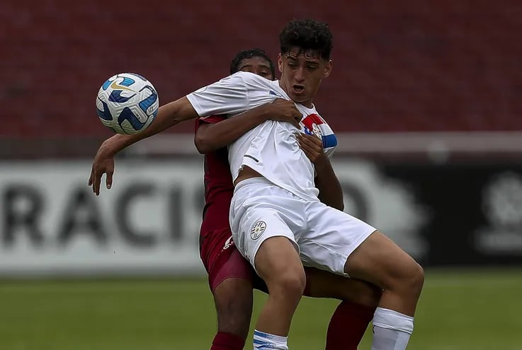 Giovanny Sequera (i) de Venezuela disputa el balón con David Fernandez (d) de Paraguay hoy, durante un partido del Campeonato Sudamericano sub-17 entre las selecciones de Venezuela y Paraguay en el estadio Rodrigo Paz en Quito (Ecuador).