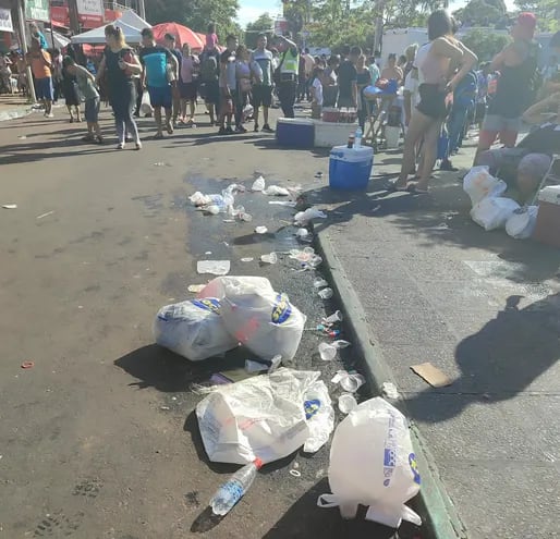 Peregrinos dejan basuras en Caacupé