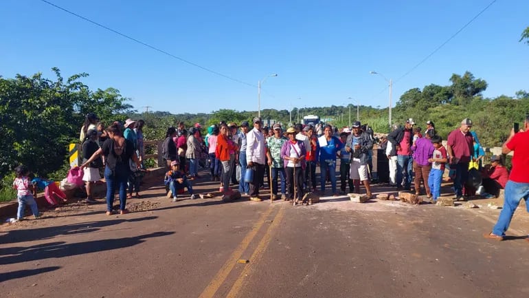 Indígenas Ava Guaraní cierran ruta en el acceso a la ciudad de Villa Ygatimi, reivindicando viviendas, víveres y almuerzo escolar