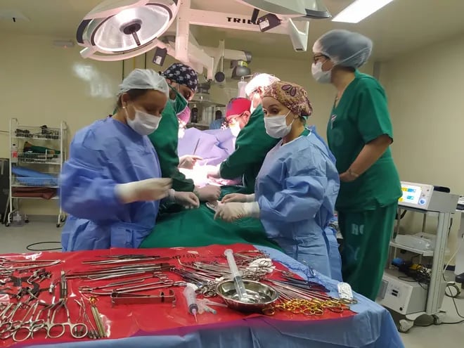 Equipo multidisciplinario del Hospital de Clínicas que realizó el trasplante de riñón a una joven madre de 24 años de un donante cadavérico de 22 años diagnosticado con muerte cerebral tras un accidente de moto a alta velocidad.
