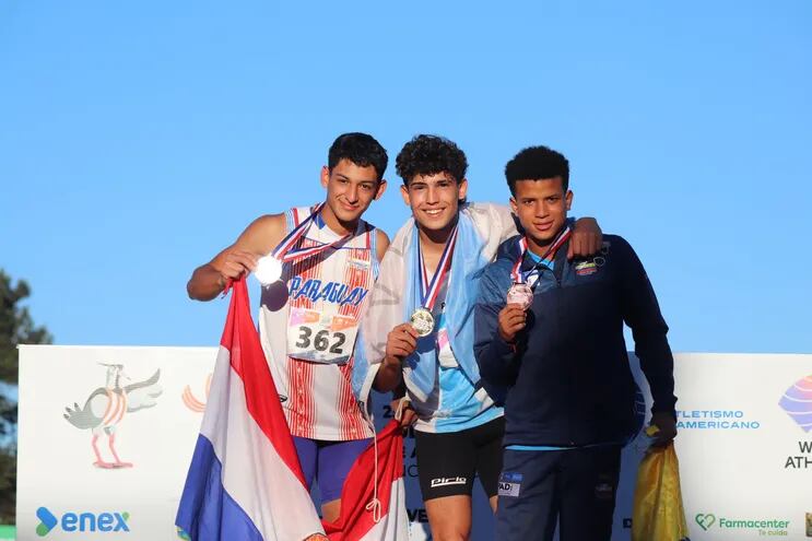 El compatriota Jhumiler Sánchez posa tras recibir  su medalla de plata en los 200 metros llanos.