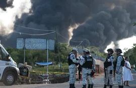 Personal de la Guardia Nacional, resguarda la zona donde se registro una explosión, el 23 de febrero de 2023, en el Centro de Almacenamiento de crudo de Petróleos Mexicanos (PEMEX), en Ixhuatlán del Sureste, estado de Veracruz (México).