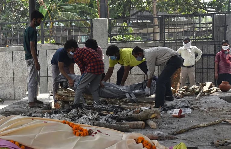 En Nueva Delhi, capital de India, apuran la cremación de víctimas mortales del covid-19, ante la saturación de los cementerios. (EFE)