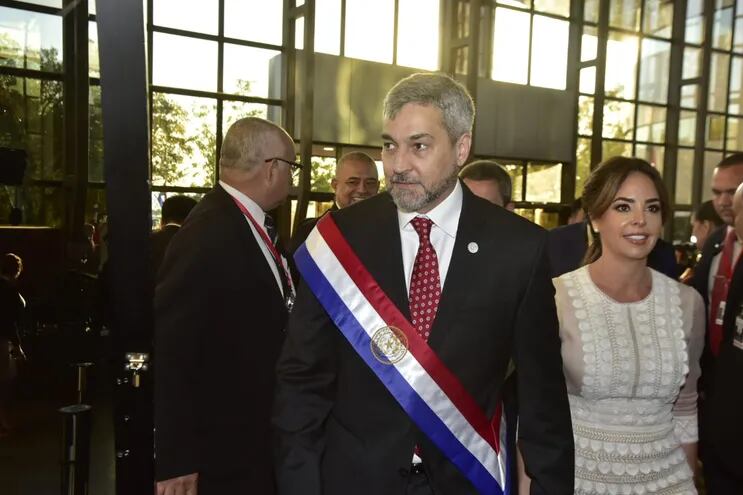 Traspaso de mando presidencial. Mario Abdo Benítez y su esposa, Silvana Abdo.
