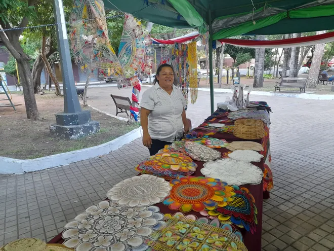 Ferias de artesanos en la Plaza O'leary, donde se ofertan diferentes tipos de productos hechos a mano.