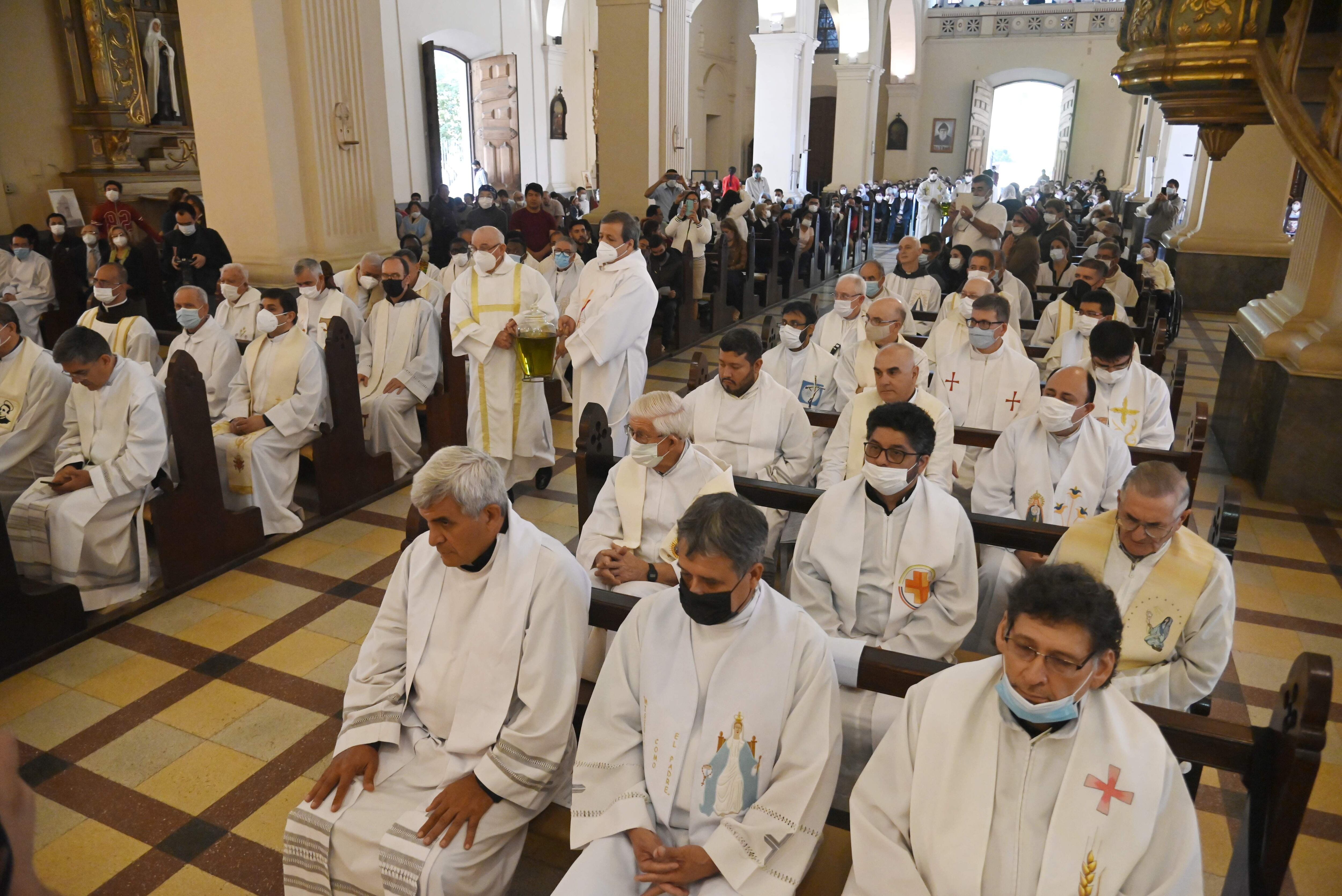 Durante la misa crismal los sacerdotes renuevan los compromisos asumidos en el día de la consagración.